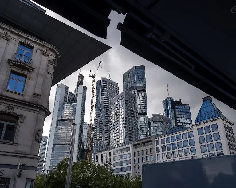 Ein-teil-der-Frankfurter-Skyline-wird-hinter-Markisen-sichtbar-Links-die-Zentrale-der-Commerzbank-In-der-Mitte-das-neue-Hochhausprojekt-Four-Frankfurt