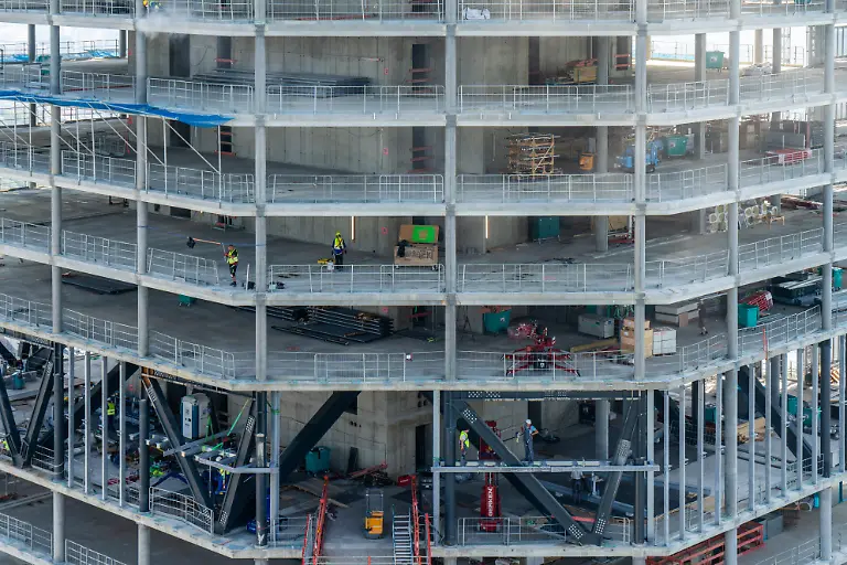 Grossbaustelle-von-vier-Hochhaeusern-in-Frankfurt