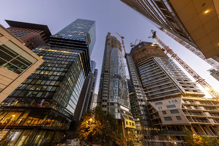 Die-Baustelle-Four-Frankfurt-am-Morgen