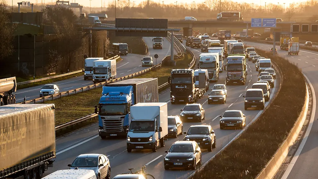Die-Autobahn-A1-muss-fuer-Bergungsarbeiten-voruebergehend-in-Richtung-Luebeck-Berlin-gesperrt-werden