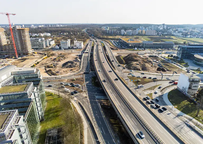 Blick-auf-die-Grossbaustelle-des-ehemaligen-Kaiserlei-Kreisel-am-20-03-2022-in-Offenbach-am-Main-Seit-dem-Jahr-2017-wird-der-ehemals-groesste-innerstaedtische-Verkehrskreisel-250-Meter-Durchmesser-zu-einer-Doppelkreuzung-umgebaut-Vorrausichtliches-Ende-der-Arbeiten-ist-aktuell-fuer-den-Sommer-2022-geplant-Die-neue-Kreuzung-verbindet-weiterhin-die-Staedte-Frankfurt-und-Offenbach-und-verlaeuft-unterhalb-der-Bundesautobahn-A661