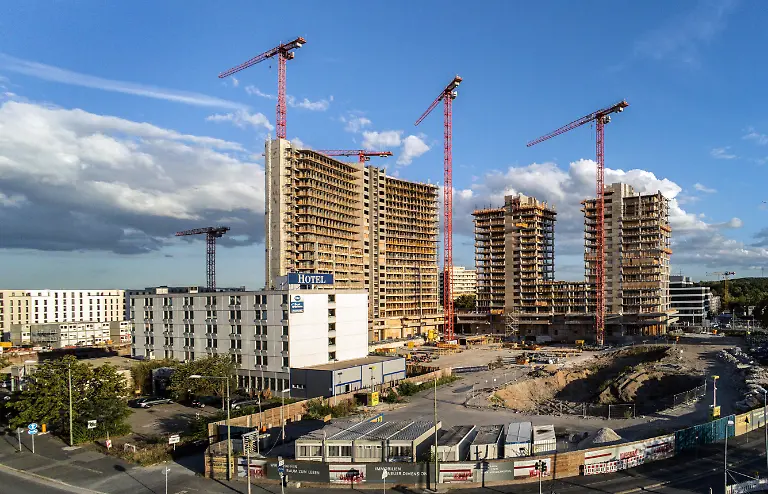 Blick-auf-die-Grossbaustelle-NewFrankfurt-Towers-ehemals-VITOPIA-Quartier-der-CG-Gruppe-am-24-08-2020-am-Kaiserleikreisel-in-Offenbach-am-Main-Die-entkernten-Tuerme-stammen-von-den-ehemaligen-Gebaeuden-der-Kernkraftwerk-Union-KWU