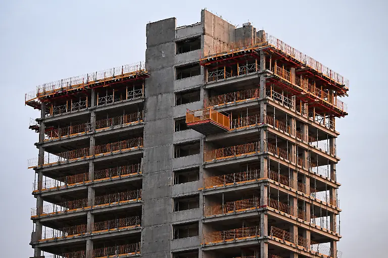 Einer-von-insgesamt-drei-entkernten-Hochhaustuermen-steht-zwischen-Frankfurt-und-Offenbach-Die-Tuerme-gehoerten-frueher-der-Siemens-Tochter-Kraftwerk-Union-KWU-und-stehen-seit-rund-20-Jahren-leer-Im-Fruehjahr-2026-sollen-die-Gerippe-abgerissen-werden-Es-sollen-dort-laut-Frankfurter-Wohnungsbaugesellschaft-ABG-Mietwohnungen-entstehen