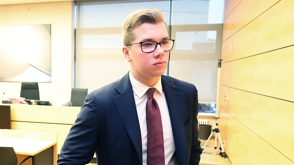 Daniel-Halemba-AfD-Abgeordneter-geht-vor-Prozessbeginn-aus-dem-Gerichtssaal-um-vor-Journalisten-ein-Statement-abzugeben-Die-Staatsanwaltschaft-wirft-dem-bayerischen-Landtagsabgeordneten-Volksverhetzung-Geldwaesche-Sachbeschaedigung-Noetigung-und-versuchte-Noetigung-vor