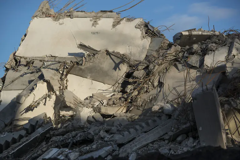 Truemmer-des-Universitaetsturms-nach-der-Sprengung