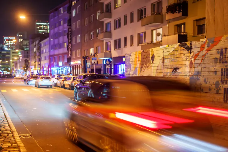 Verkehr-fliesst-durch-die-Allerheiligenstrasse-Die-Staatsanwaltschaft-ermittelt-gegen-17-Polizisten-des-ersten-Polizeireviers-in-Frankfurt-wegen-des-Verdachts-auf-Koerperverletzung-der-Strafvereitelung-im-Amt-sowie-der-Verfolgung-Unschuldiger
