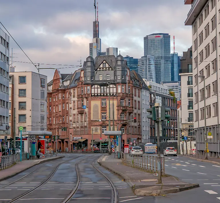 Allerheiligenviertel-in-Frankfurt-am-Main-Im-Vordergrund-ist-ein-charakteristisches-Altbaugebaeude-mit-markanter-Fassade-und-Fachwerkdetails-zu-sehen-Im-Hintergrund-erheben-sich-moderne-Hochhaeuser-der-Frankfurter-Skyline-LicenseRF-Copyright-xZoonar