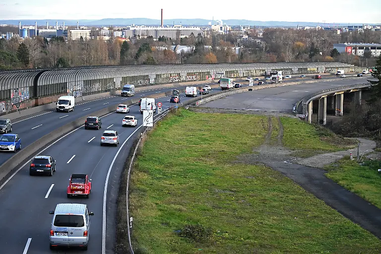 Autos-und-Lastwagen-fahren-ueber-die-A661-auf-der-Hoehe-der-Seckbacher-Landstrasse