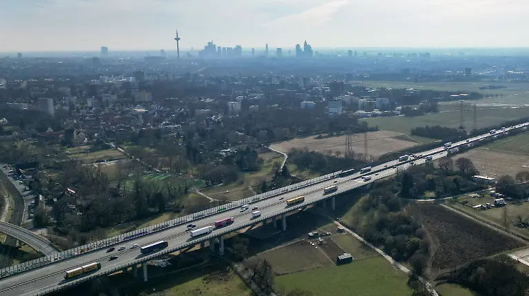 Die-Autobahn-A5-Frankfurt-Kassel-trennt-die-Stadtteile-im-Nordwesten-von-den-Nachbarkommunen-Steinbach-und-Oberursel-Luftaufnahme-mit-einer-Drohne-Die-Planungen-zu-einem-moeglichen-neuen-Stadtteil-im-Frankfurter-Nordwesten-koennten-schon-bald-einen-deutlichen-Schritt-vorankommen