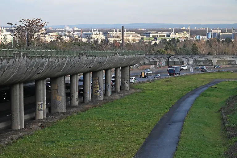 Eine-Laermschutz-Galerie-steht-auf-der-A661-auf-Hoehe-der-Seckbacher-Landstrasse
