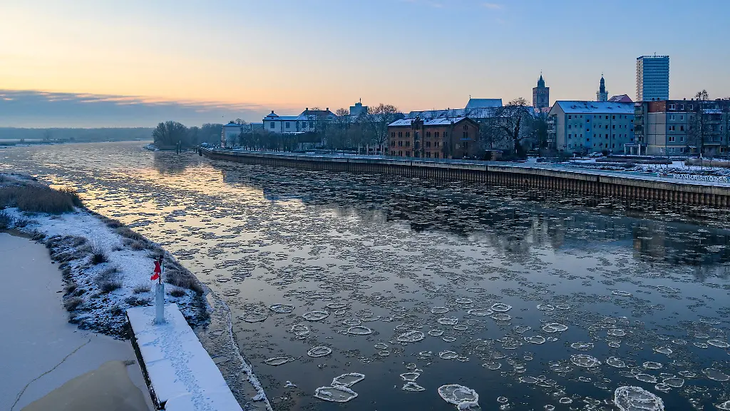 Auf-der-Oder-haben-sich-wegen-der-Kaelte-Eisschollen-gebildet