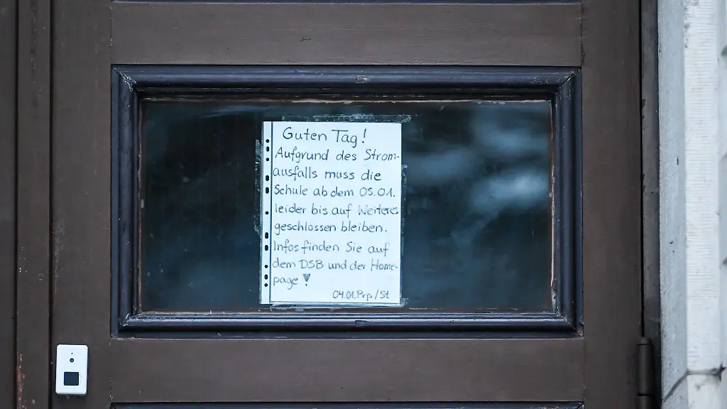 Fuer-betroffene-Schuelerinnen-und-Schueler-wird-eine-Notbetreuung-angeboten-Archivbild