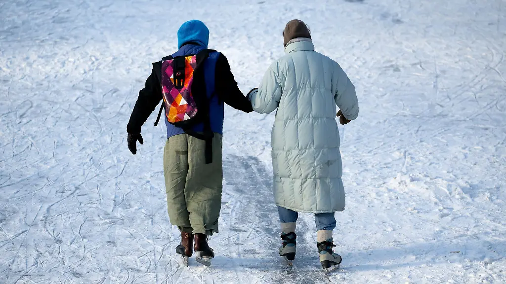 Viele-Menschen-in-Bayern-nutzen-die-frostigen-Temperaturen-fuer-winterliche-Ausfluege-auch-auf-Schlittschuhen