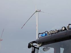 Stau auf der A44: Windradflügel knickt ab - Polizei sperrt Autobahn