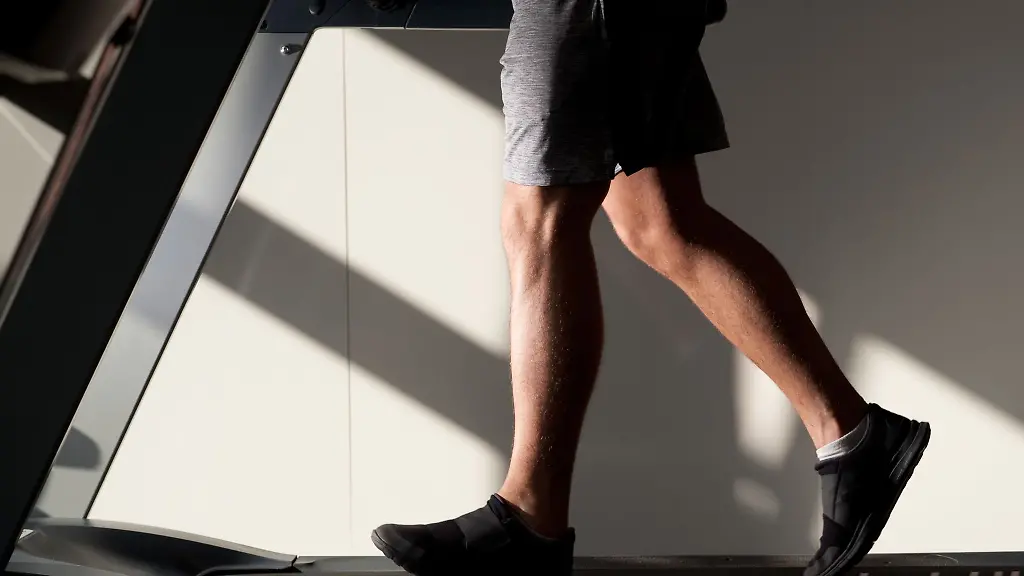 Nach-dem-Fund-einer-vermeintlichen-Schusswaffe-in-einem-Muenchner-Fitnessstudio-ermittelt-die-Polizei-gegen-einen-21-Jaehrigen