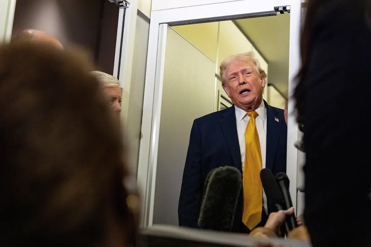 President-Donald-Trump-speaks-with-reporters-while-in-flight-on-Air-Force-One-Sunday-Jan-4-2026-as-they-were-returning-to-Joint-Base-Andrews-Md