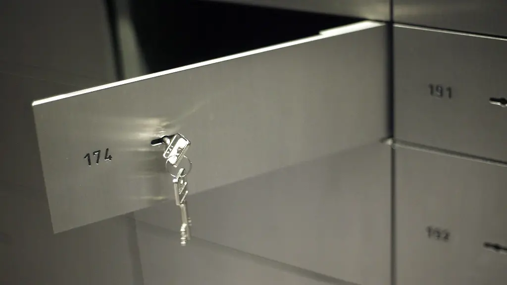 Die-Versicherungssumme-fuer-Schliessfachinhalte-ist-oft-begrenzt-Ein-Blick-in-die-Vertragsunterlagen-schafft-Klarheit-ueber-den-Schutzumfang