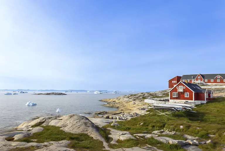 Typische-Architektur-Groenlands-Ilulissat-mit-farbigen-Haeusern-in-der-Naehe-von-Fjorden-und-Eisbergen-Typical-architecture-of-Greenland-Ilulissat-with-colored-houses-located-near-fjords-and-icebergs-Copyright-imageBROKER-elov-ibxelo15698243