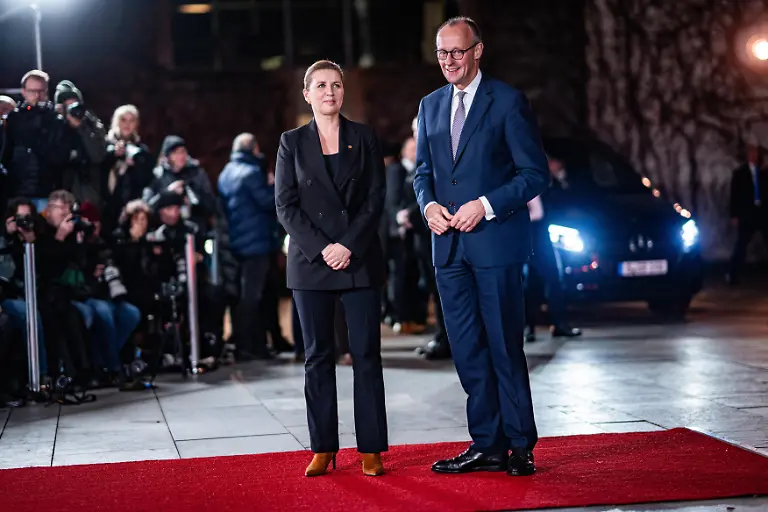 Bundeskanzler-Friedrich-Merz-begruesst-Mette-Frederiksen-Ministerpraesidentin-Daenemark-im-Bundeskanzleramt