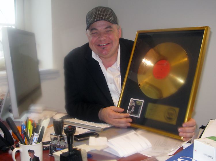 Henrik Knudsen (mit einer Goldenen Schallplatte von Elvis Presley) ist stolz auf sein Projekt.