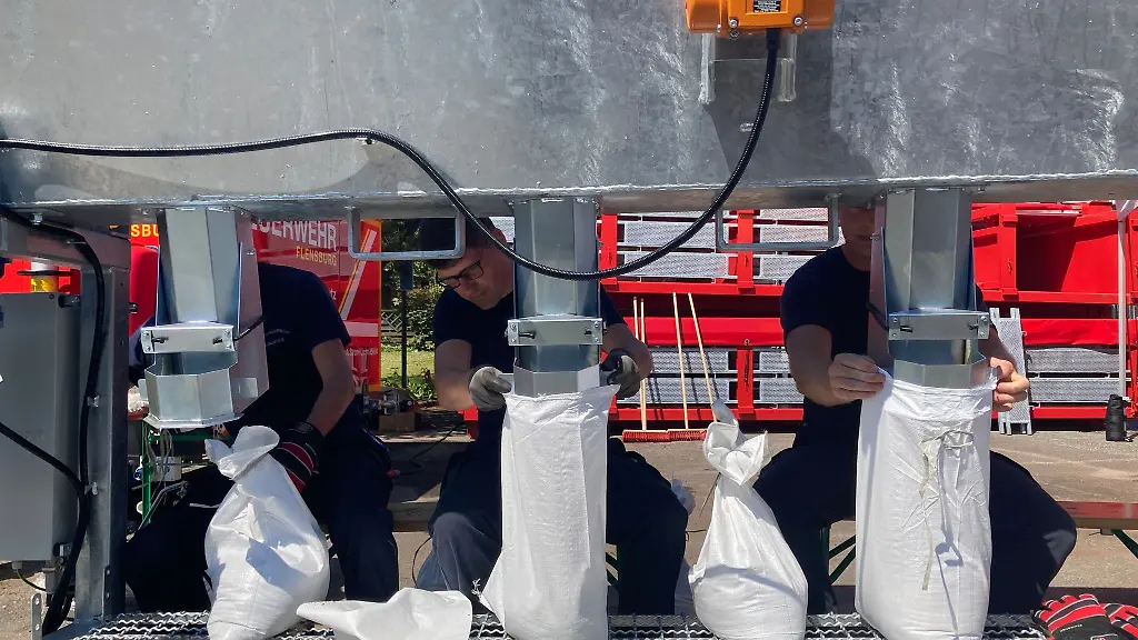 Anrainer-sollten-ihr-Eigentum-mittels-Schotten-Sandsaecken-und-Pumpen-vor-dem-Wasser-schuetzen