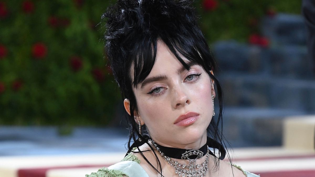 Knalleng-statt-oversized-Billie-Eilish-pr-sentiert-XXL-Dekollet-