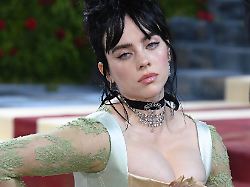 Knalleng statt oversized: Billie Eilish präsentiert XXL-Dekolleté