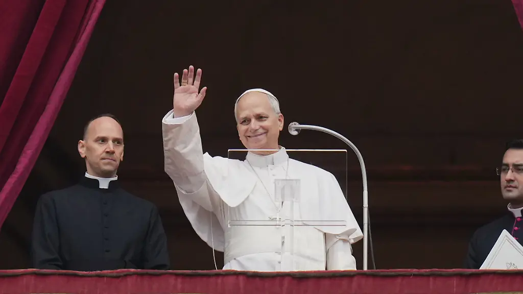06-01-2026-Vatikan-Vatikanstadt-Papst-Leo-XIV-winkt-waehrend-des-Angelus-Mittagsgebet-auf-dem-Balkon-des-Petersdoms-im-Vatikan