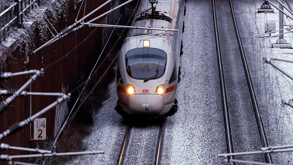 Frostige-Temperaturen-und-leichter-Schneefall-im-Rheinland-hatten-am-Samstag-auch-Auswirkungen-auf-den-Schienenverkehr-Im-Bild-ein-ICE-der-auf-der-Strecke-zwischen-Koeln-und-Aachen-vorsichtig-ueber-verschneite-Schienen-faehrt-Themenbild-Symbolbild-Frechen-03-01