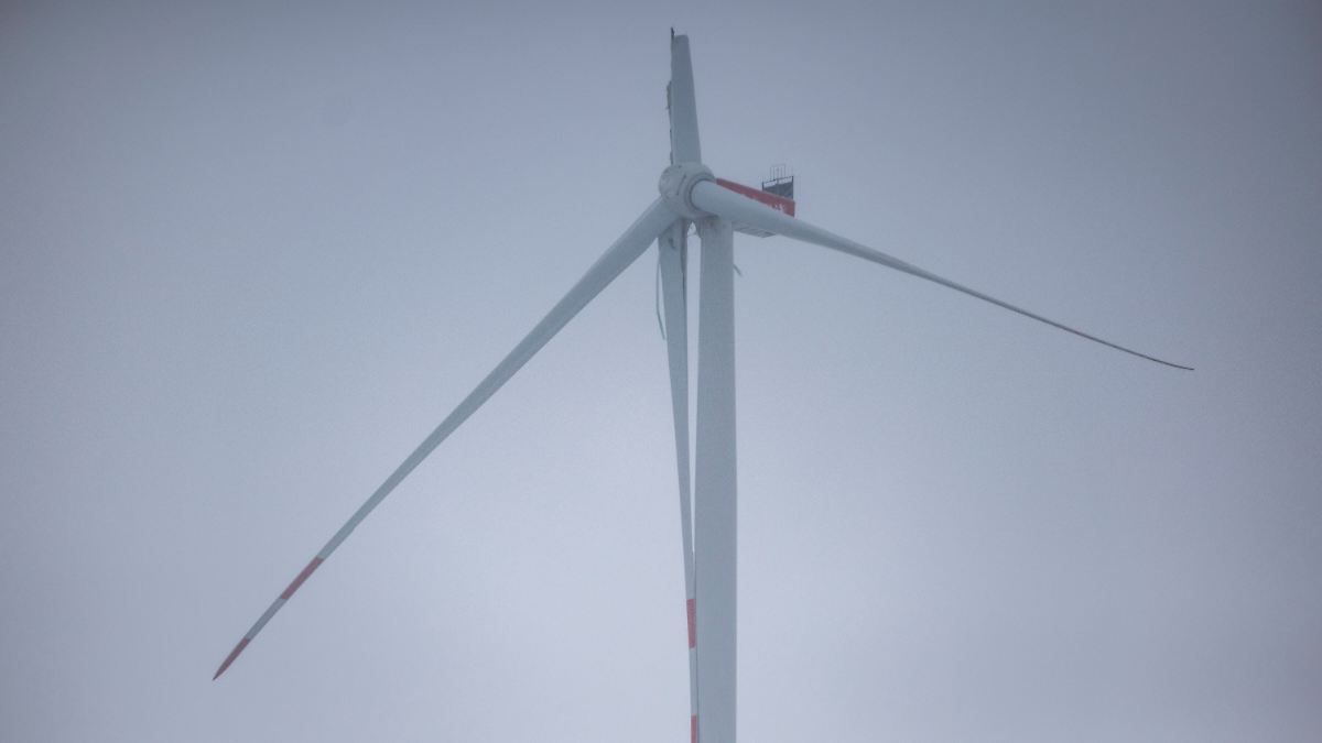 Stau auf der A44: Windradflügel knickt ab - Autobahn wieder frei
