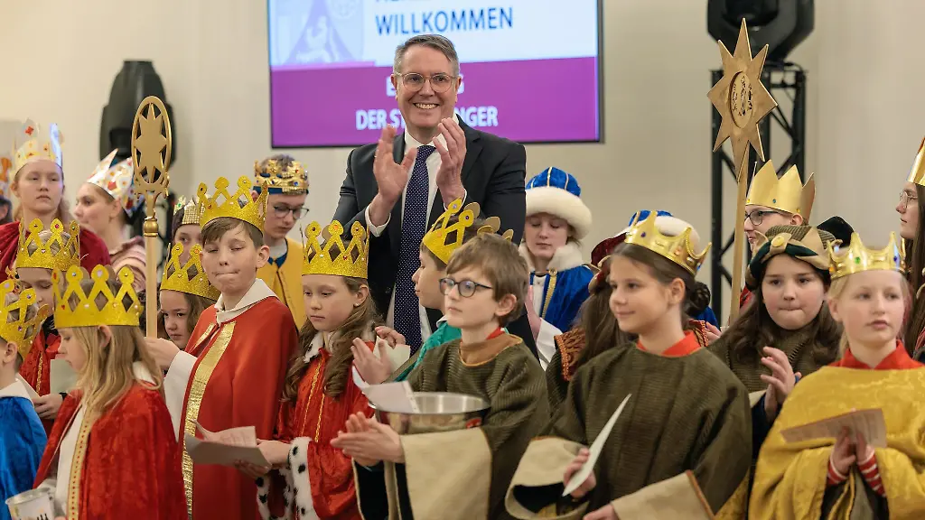 Schweitzer-freut-sich-ueber-koeniglichen-Besuch