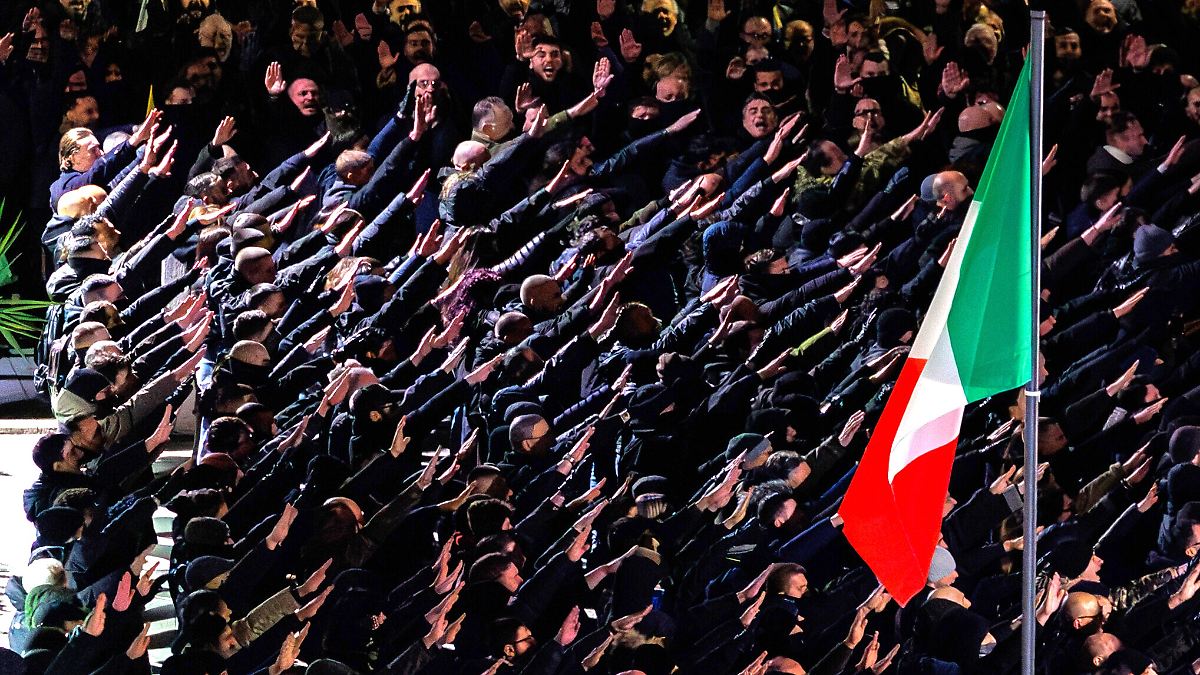 Gedenken-von-Mussolini-Anh-ngern-Hunderte-zeigen-bei-Versammlung-in-Rom-Faschistengru-