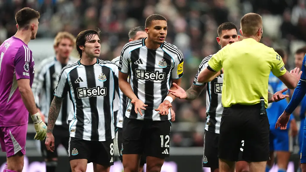 Newcastle-United-v-Leeds-United-Premier-League-St-James-Park-Newcastle-United-surround-referee-Michael-Salisbury-after-awarding-a-penalty-to-Leeds-United-for-a-handball-by-Malick-Thiaw-during-the-Premier-League-match-at-St-James-Park-Newcastle-Picture-date-Wednesday-January-7-2026-Photo-credit-should-read-Owen-Humphreys-PA-Wire-RESTRICTIONS-EDITORIAL-USE-ONLY-No-use-with-unauthorised-audio-video-data-fixture-lists-club-league-logos-or-live-services-Online-in-match-use-limited-to-120-images-no-video-emulation-No-use-in-betting-games-or-single-club-league-player-publications