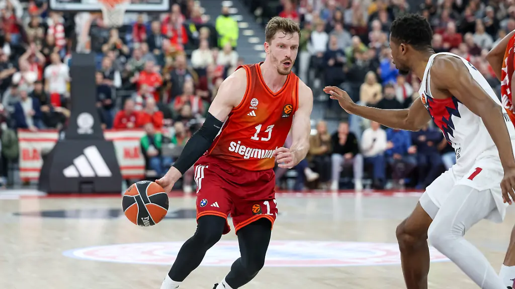 Andreas-Obst-FC-Bayern-Basketball-13-mit-Ball-mit-Mamadi-Diakite-Baskonia-Vitoria-Gasteiz-01-GER-FC-Bayern-Basketball-vs-Kosner-Baskonia-Vitoria-Gasteiz-Basketball-Euroleague-20-Spieltag-Saison-2025-2026-07-01
