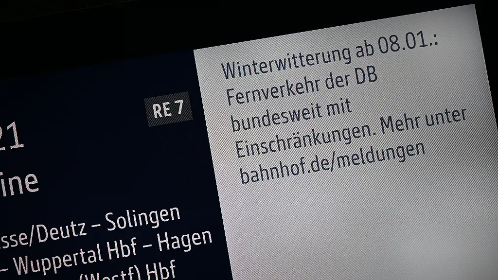 Ein-Bildschirm-weist-auf-Einschraenkungen-im-Bahnverkehr-durch-die-Winterwitterung-hin-Aufgrund-der-winterlichen-Bedingungen-sind-Einschraenkungen-im-Bahnverkehr-zu-erwarten
