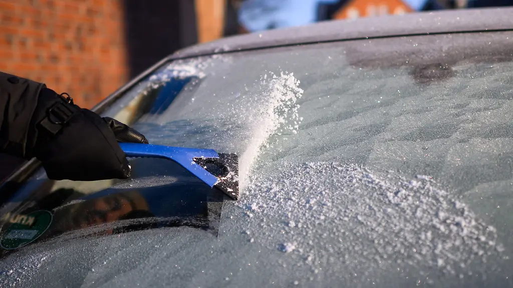 Vereiste-Scheiben-koennen-die-Sicht-einschraenken-das-kann-im-Verkehr-gefaehrlich-werden