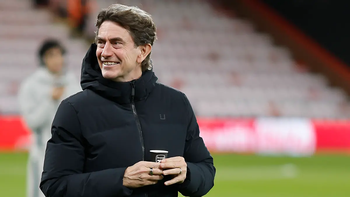 7th-January-2026-Bournemouth-Dorset-England-Premier-League-Football-AFC-Bournemouth-versus-Tottenham-Hotspur-Tottenham-Manager-Thomas-Frank-checks-the-pitch-before-kick-off-PUBLICATIONxNOTxINxUK-HongboxChen