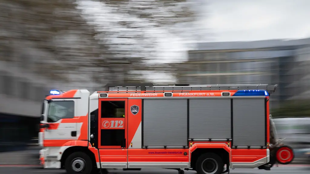 Die-Feuerwehr-hat-einen-brennenden-Lkw-auf-der-A4-geloescht