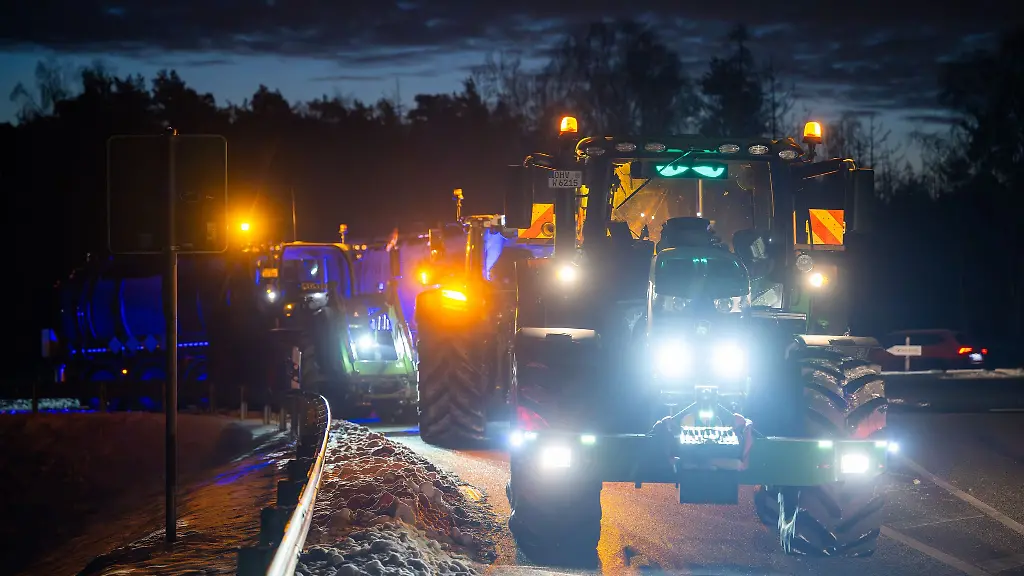 Bei-Kremmen-blockierten-knapp-eine-Handvoll-Traktoren-die-Auffahrt