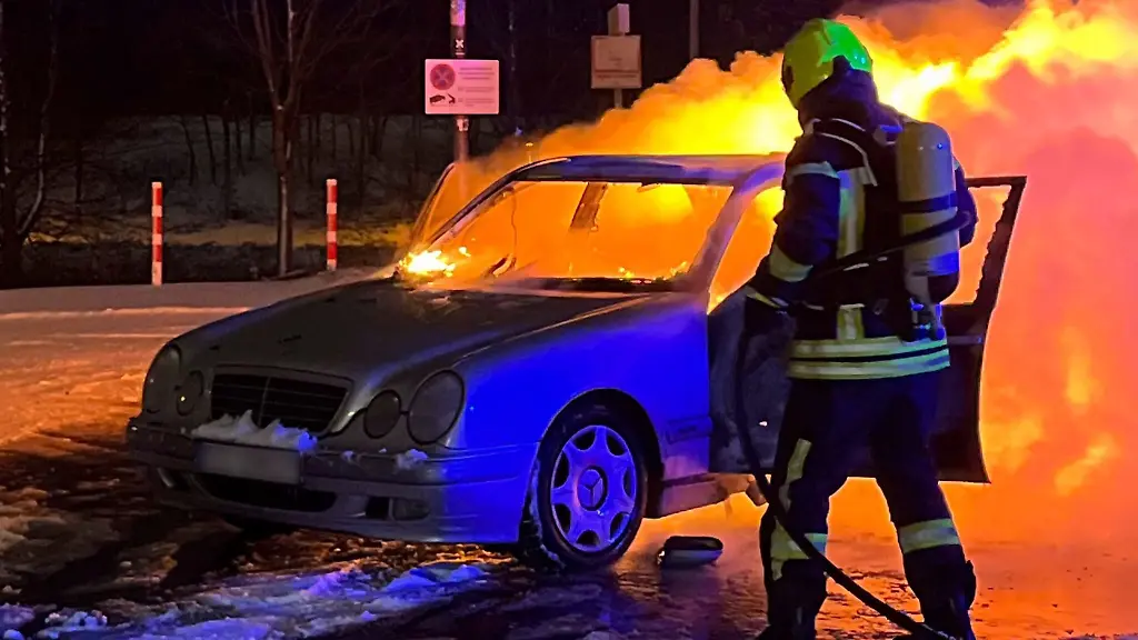 Ein-Auto-brennt-zuvor-wurde-waehrend-des-Tankens-in-der-Naehe-geraucht
