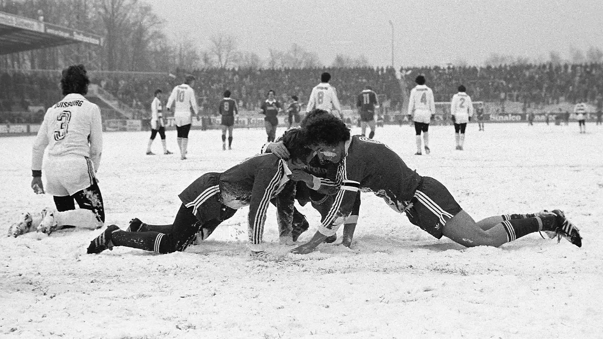 Bildnummer-00454607-Datum-11-02-1978-Copyright-imago-MKA-Torjubel-Lautern-u-a-mit-Klaus-Toppmoeller-re-quer-Jubel-jubeln-Umarmung-umarmen-einseifen-Boden-knien-Schnee-Schneespiel-Saison-1977-1978-1-FC-Kaiserslautern-MSV-Duisburg-6-1-Vneg-Vsw-Kaiserslautern-Betzenberg-Freude-Begeisterung-Fussball-1