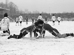 Bayern mussten Bus schieben: Als die Bundesliga im Schnee-Chaos versank