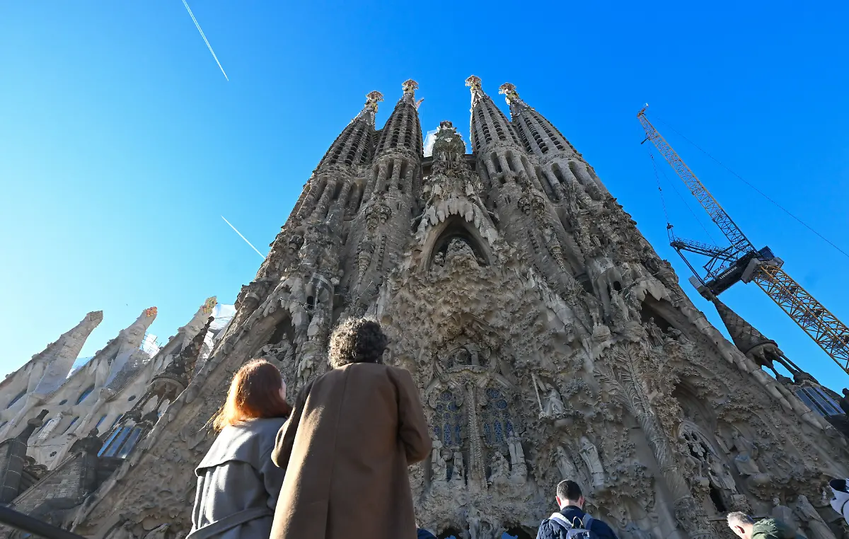 251202-BARCELONA-Dec-2-2025-Xinhua-Tourists-visit-the-Sagrada-Familia-basilica-in-Barcelona-Spain-on-Dec-1-2025-Sagrada-Familia-basilica-a-masterpiece-of-world-renowned-designer-Antoni-Gaudi-is-still-under-construction-after-the-first-stone-was-laid-in-1882