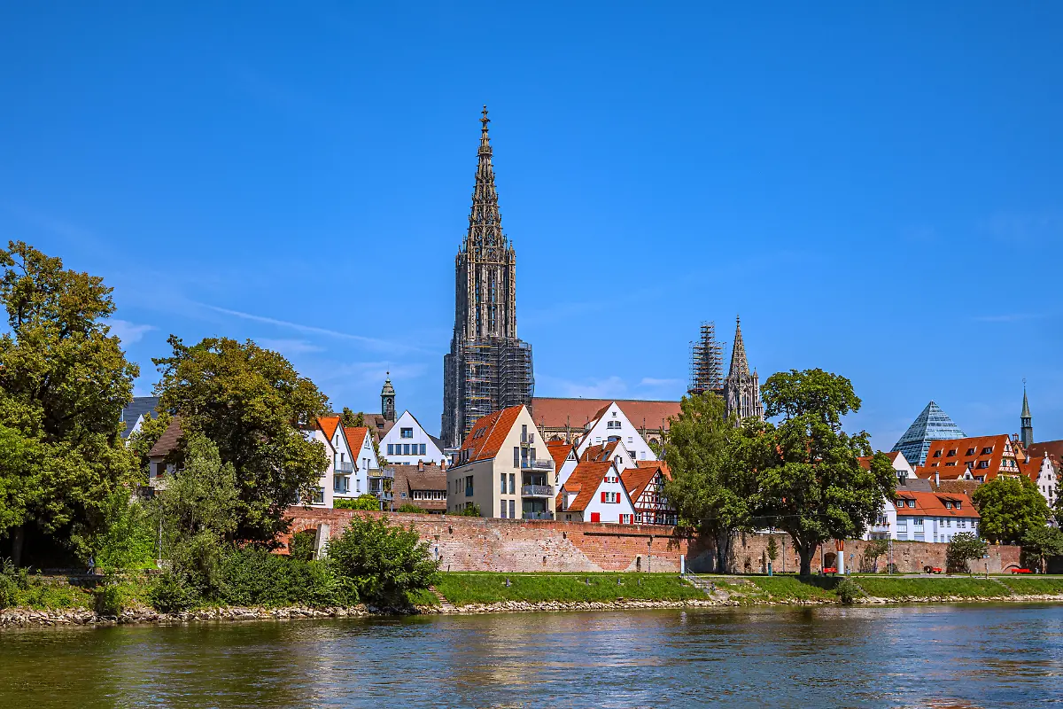 Ulmer-Muenster-und-die-Altstadt-an-der-Donau-Ulmer-Muenster-and-the-Old-Town-to-the-Danube-1130201406