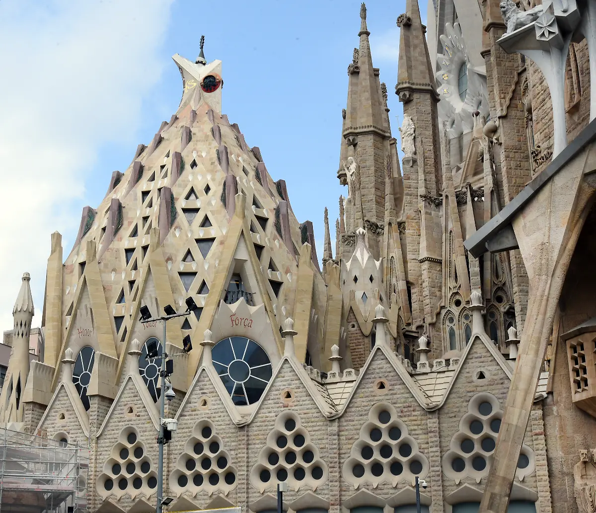 Das-Foto-zeigt-die-Aussenfassade-der-beruehmten-Kathetrale-Sagrada-Familia-in-Barcelona-Das-Unesco-Welterbe-Gotteshaus-wurde-von-Antoni-Gaudi-entworfen-und-wird-seit-1882-gebaut