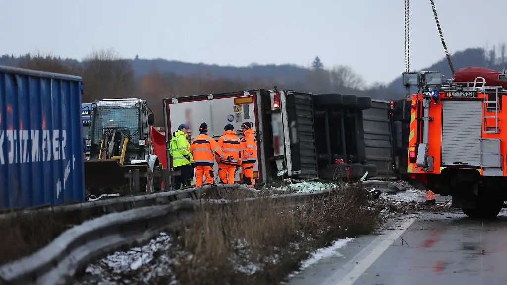 Ein-mit-Gemuese-beladener-Laster-ist-nach-einem-Unfall-auf-die-Mittelleitplanke-der-A2-gestuerzt