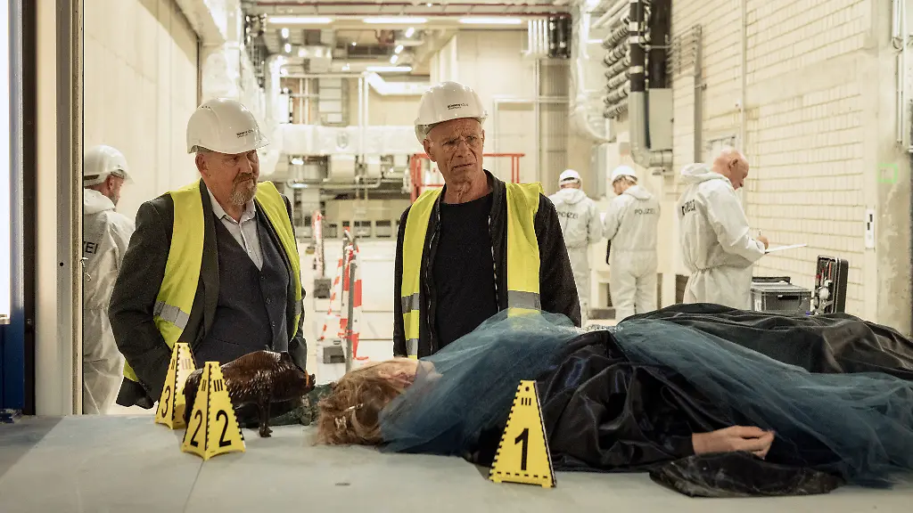 ARD-WDR-TATORT-DIE-SCHOePFUNG-Buch-Wolfgang-Stauch-Regie-Torsten-C-Fischer-am-Sonntag-11-01-26-um-20-15-Uhr-im-ERSTEN-Elli-Zander-Ines-Lutz-Ruestmeisterin-der-Koelner-Oper-wird-erschossen-in-einem-Lastenaufzug-des-Hauses-aufgefunden-Max-Ballauf-Klaus-J-Behrendt-und-Freddy-Schenk-Dietmar-Baer-l-nehmen-am-Fundort-der-Leiche-eine-erste-Bestandsaufnahme-vor-Im-Hintergrund-der-Rechtsmediziner-Dr-Joseph-Roth-Joe-Bausch-r-WDR-Thomas-Kost-honorarfrei-Verwendung-gemaess-der-AGB-im-engen-inhaltlichen-redaktionellen-Zusammenhang-mit-genannter-WDR-Sendung-bei-Nennung-Bild-WDR-Thomas-Kost-S2-WDR-Kommunikation-Redaktion-Bild-Koeln-Tel-0221-220-7132-oder-7133-Fax-777132-bildkommunikation-wdr