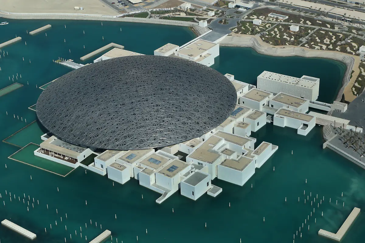 Louvre-Abu-Dhabi-Kunstmuseum-am-Persischen-Golf-mit-riesigem-Kuppeldach