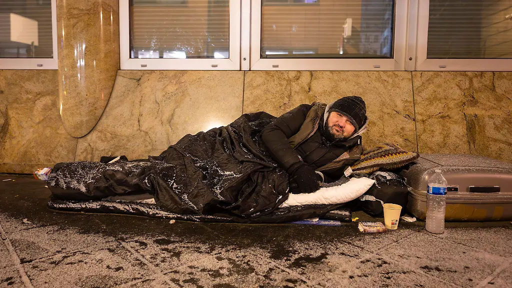 Mit-einem-Schlafsack-schuetzt-sich-Andrej-gegen-die-Kaelte