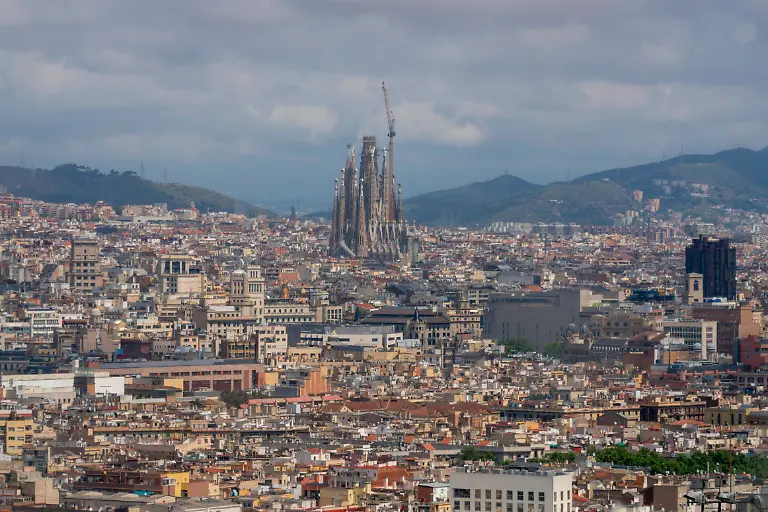 Panoramic-views-of-Barcelona-Spain-07-Jun-2025-Part-of-the-Sagrada-Familia-church-and-panoramic-view-of-the-city-of-Barcelona-seen-from-the-Montjuic-castle-Located-on-the-northeast-coast-of-the-Iberian-Peninsula-this-city-is-surrounded-by-the-waters-of-the-Mediterranean-Sea-It-is-famous-for-its-modernist-architecture-Capital-of-Catalonia-it-combines-history-art-beaches-and-a-lively-urban-life-that-attracts-visitors-from-all-over-the-world
